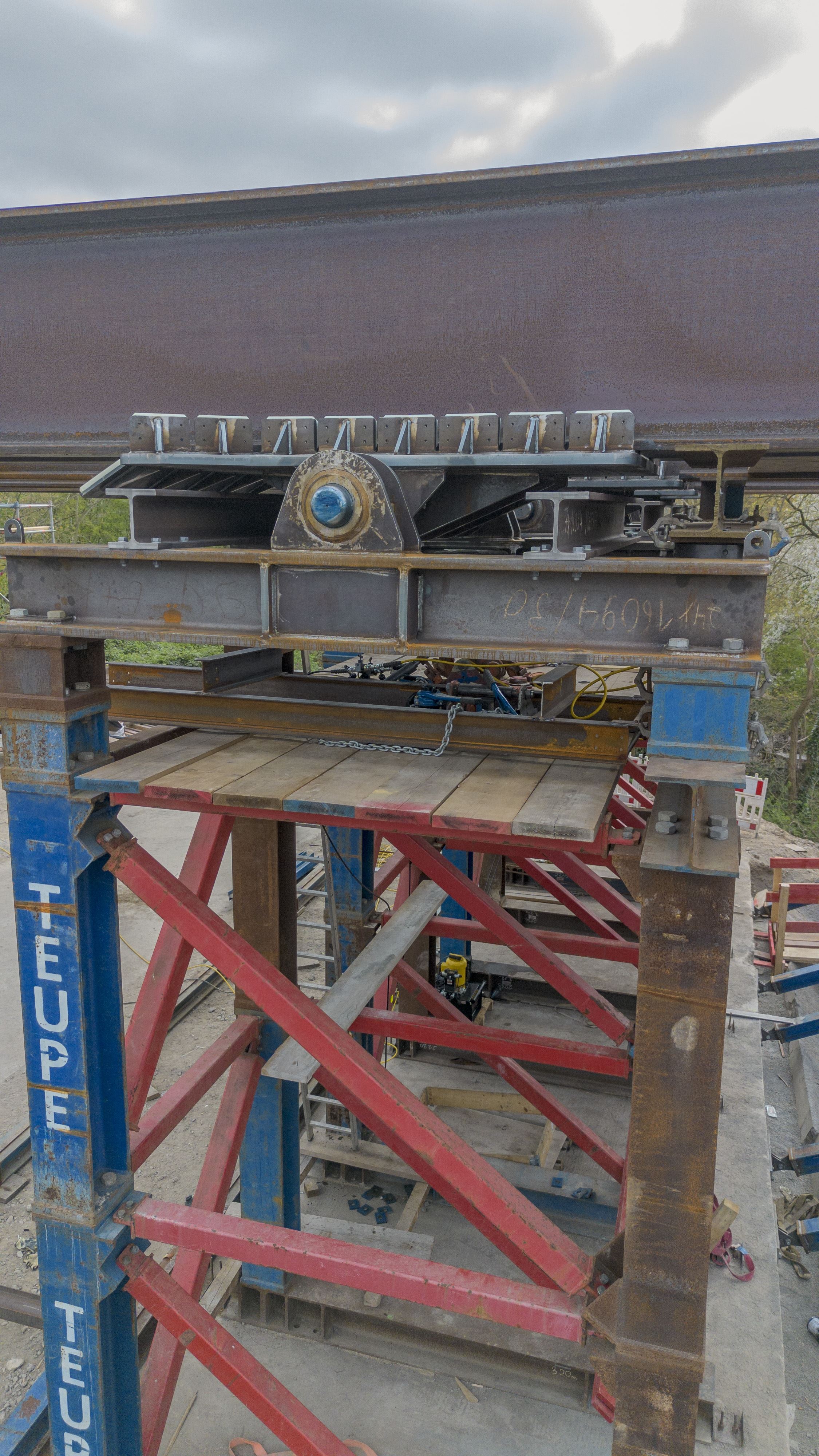 Bati-Turm mit Wippenlager vor dem Verschub Bati-Turm mit Wippenlager vor dem Verschub