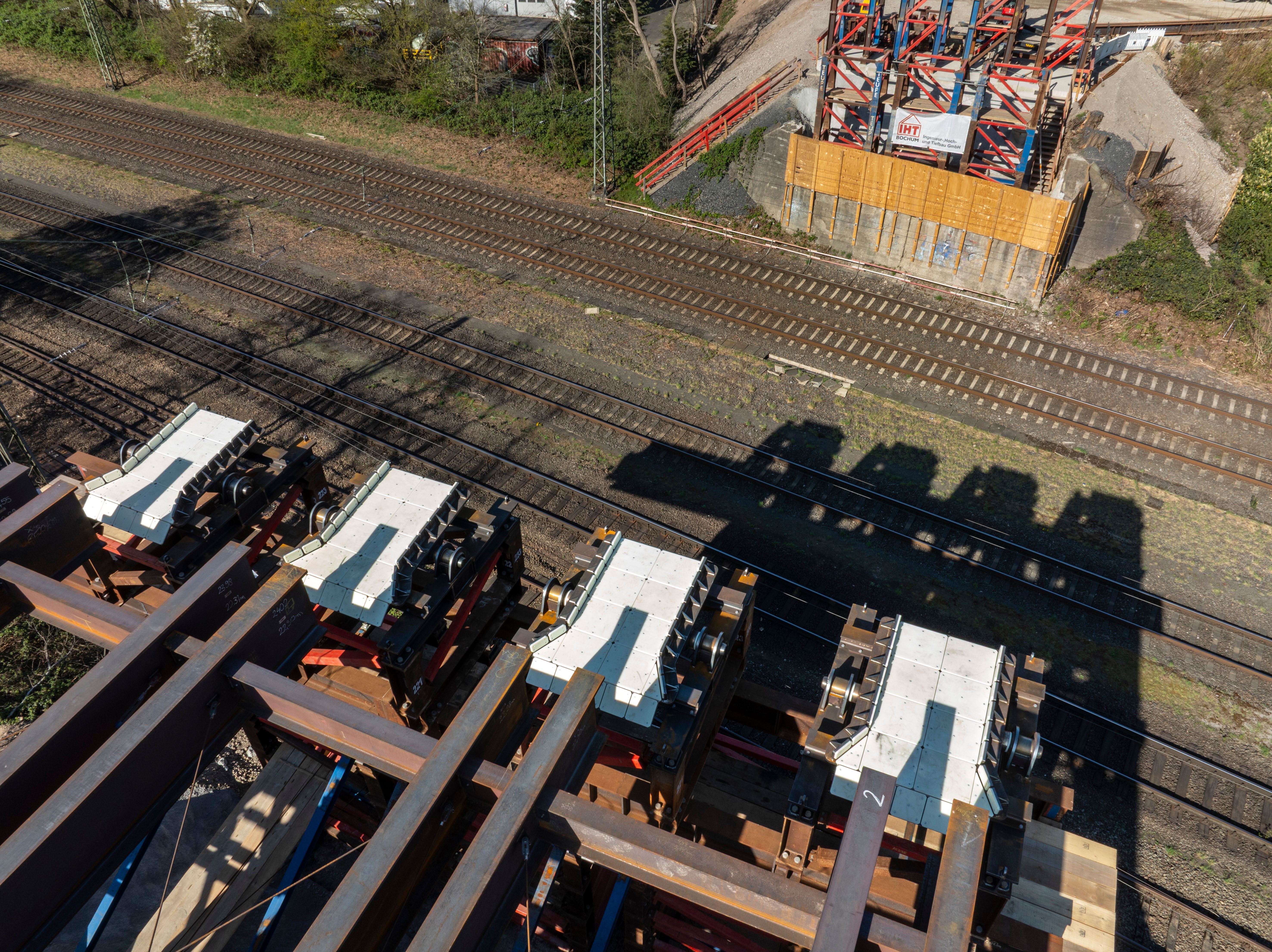 Wippenlager auf den Bati-Türmen vor dem Verschub des Überbaus Wippenlager auf den Bati-Türmen vor dem Verschub des Überbaus