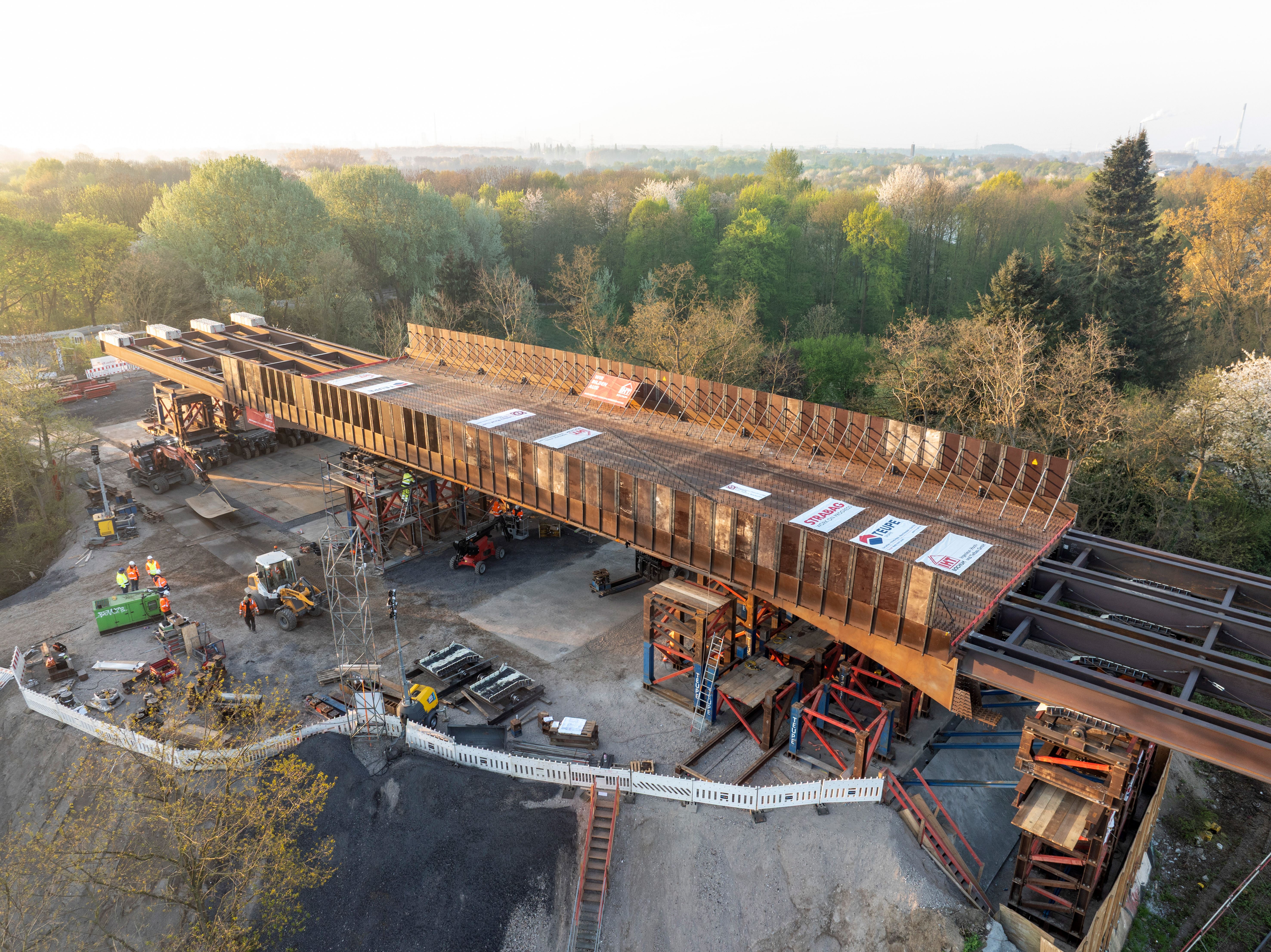 Überbau der gevoutete Stahlbrücke vor dem Verschub Überbau der gevoutete Stahlbrücke vor dem Verschub