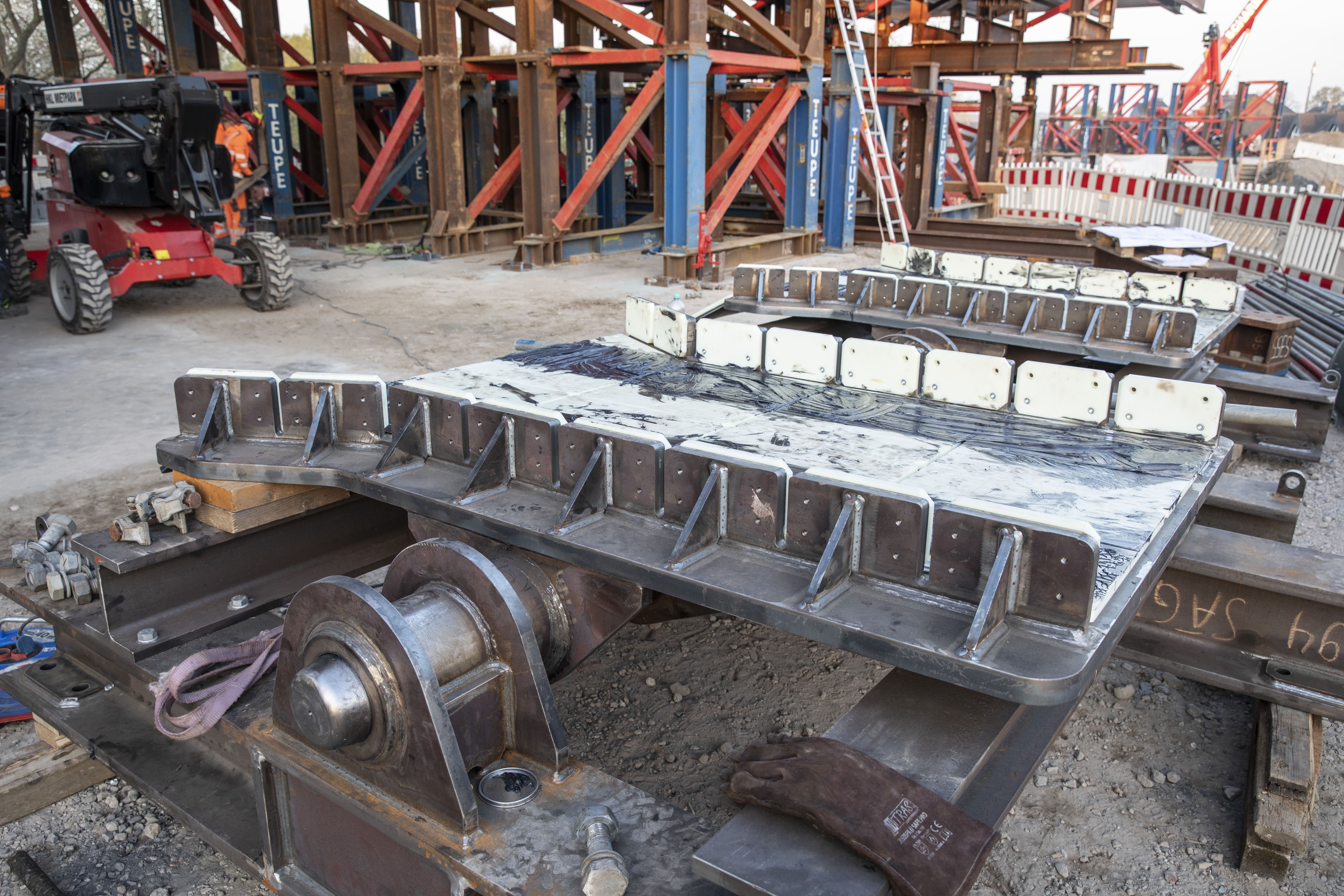 Wippenlager vor dem Verschub Wippenlager vor dem Verschub